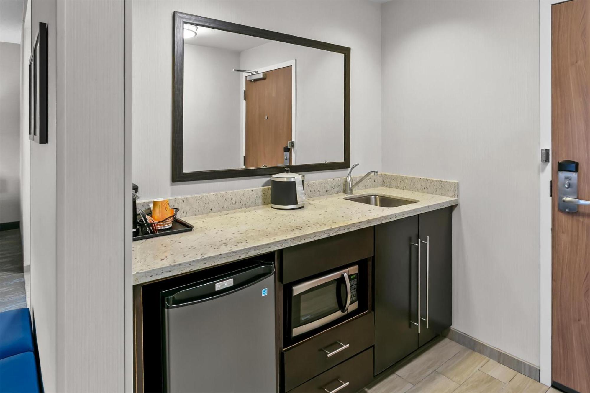Hampton Inn & Suites Baltimore/Woodlawn Exterior photo